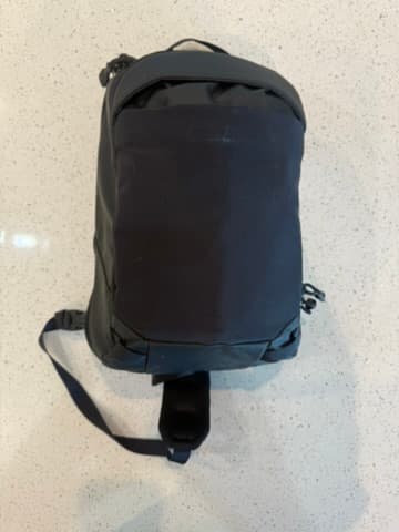 Closed black 10-liter sling bag